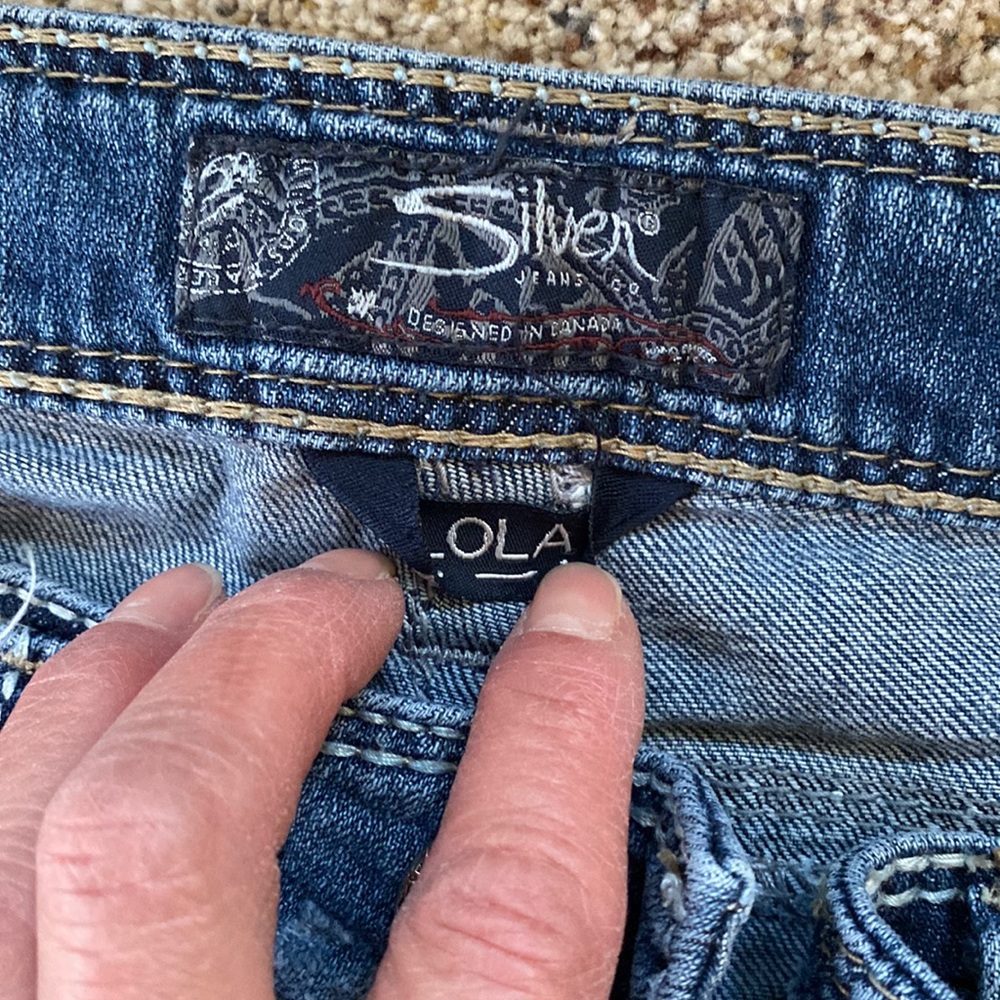 Silver distressed women’s jeans. Size 25 x 31.